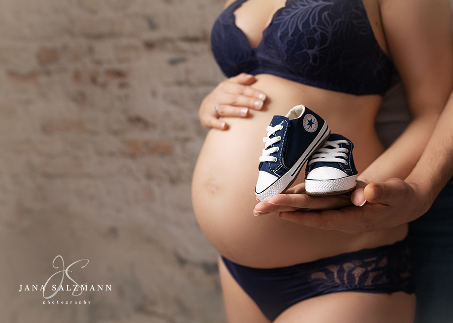 schwangerschaftsfotoshooting-berlin-babybauch-schwangerschaftsfotografie-babybauchfotografie-schwangerchaftsfotograf-babybauchfotograf-kleine-schuhe