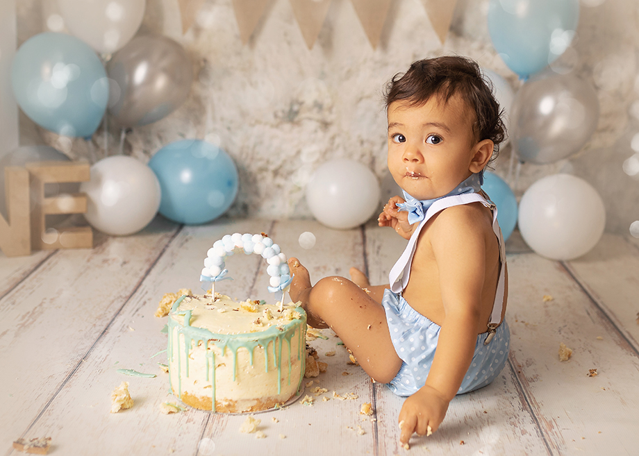 tortenshooting-cakesmash-cake-smash-kinderfotoshooting-Geburtstag-kinderfotograf-babyfotograf-ein jahr-torte-kindertorte