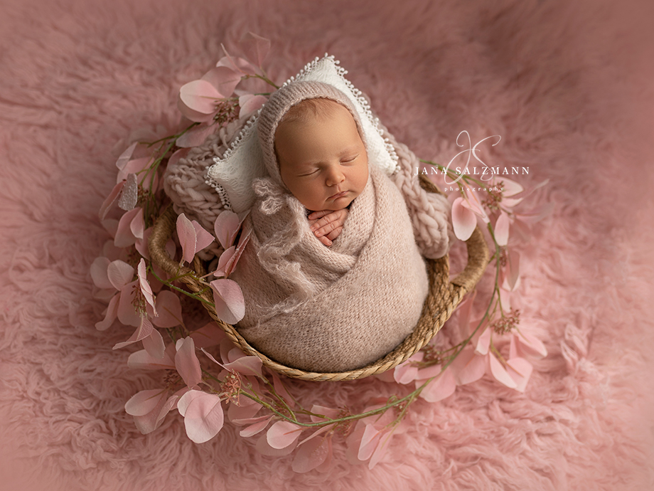neugeborenen-fotoshooting-fotograf-baby-babyfotograf-neugeborenes-fotostudio-blumen
